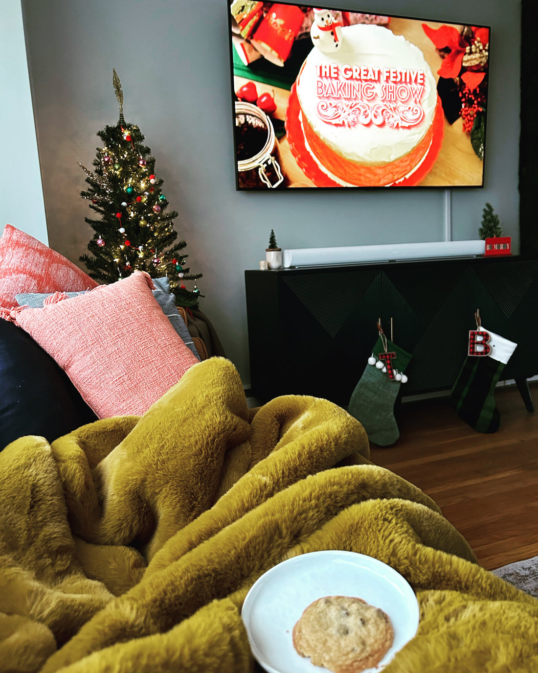 A Cozy Week: My Favorite Holiday Traditions, Comfort Movies & Simple Joys